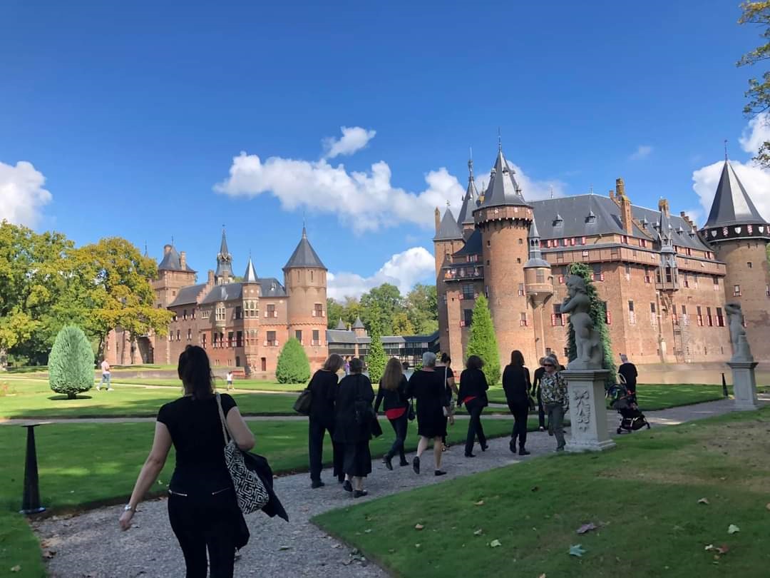 Lopend naar de kapel bij Kasteel de Haar